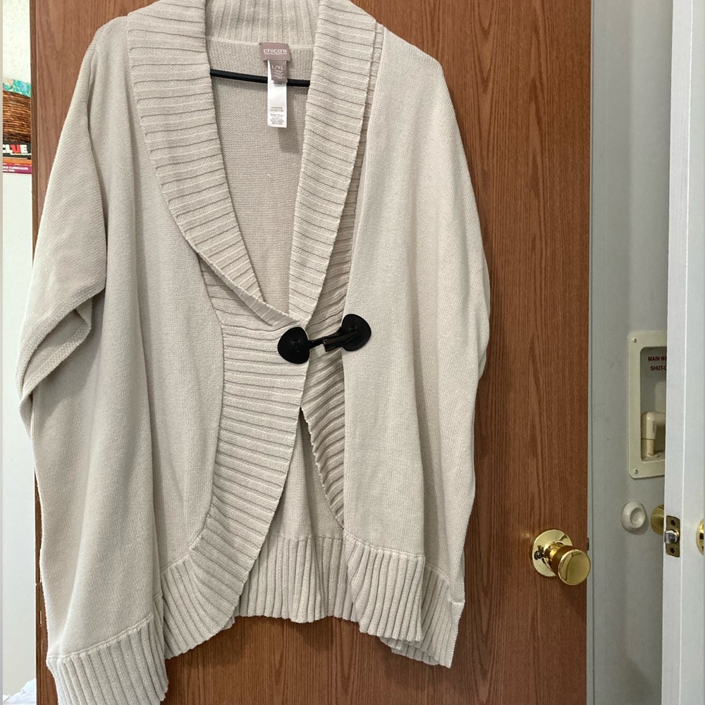 Chico poncho single button closure. Gently used. Picture doesn’t do justice.
